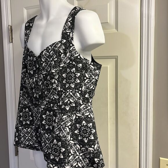 Torrid Black White Lace Print Sweetheart Peplum Top w/ Back Zipper-Size 2=2X - Picture 5 of 16
